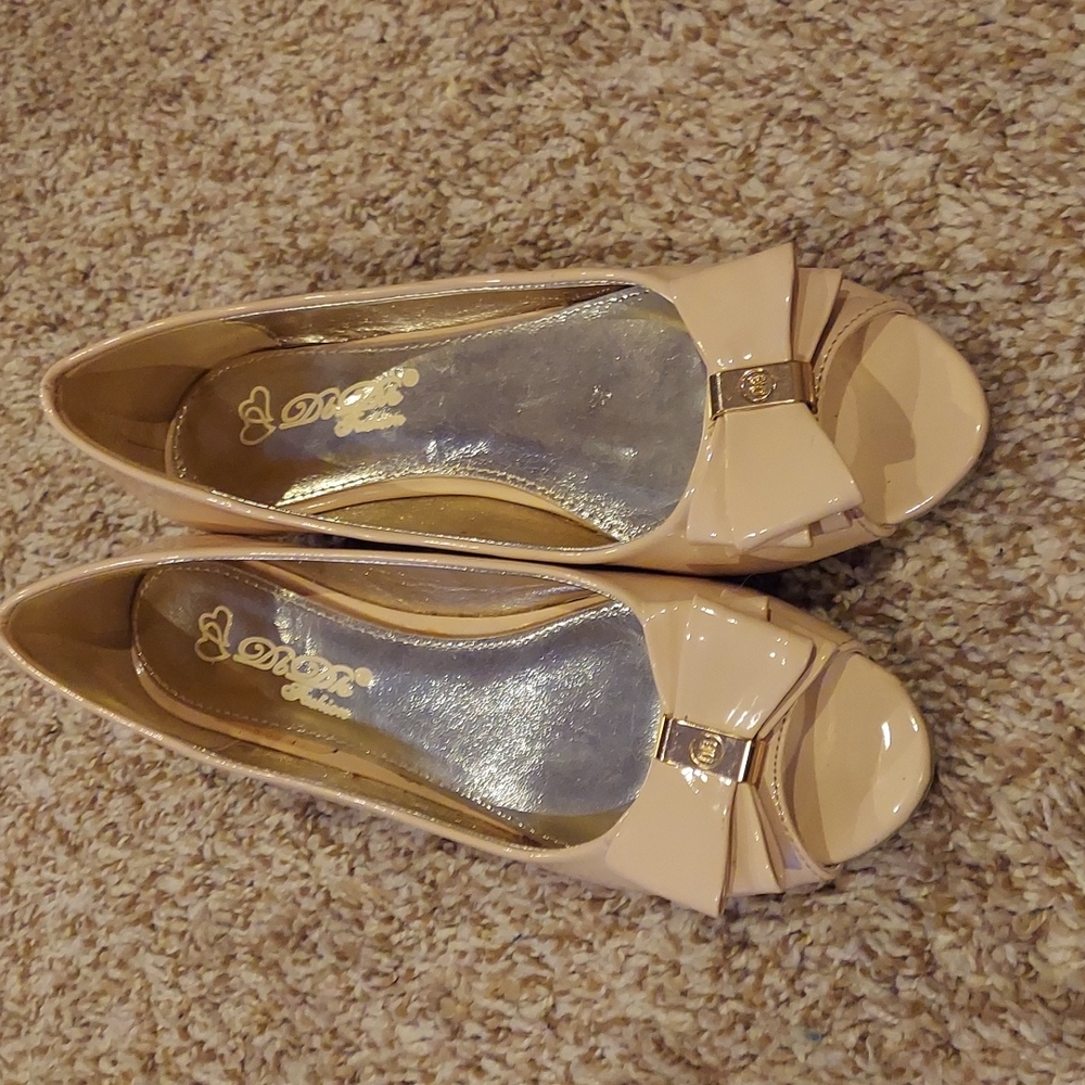 Nude dress shoes